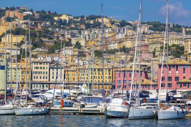 Port Cenova (Genova), İtalya. Tarihi kent merkezine doğru denizden yaz güneşli bir günde görüntüleyin. Liman, iskele, yatlar. Ligurya Rivierası'nın merkezi. Turistik, Turizm hedef.