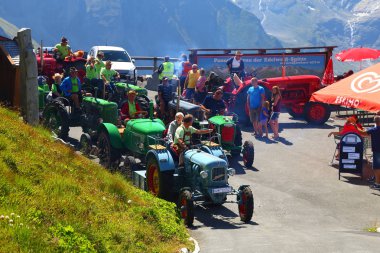 08/04/2018. Grossglockner yüksek alp yolu. Avusturya. Tyrol. Bir dağ yolda motor ralli traktör kulübü. İnsanlar eski renk traktör üzerinde dağ serpantin seyahat. Hobi, seyahat, eğlence, aktif yaşam tarzı kavramı.