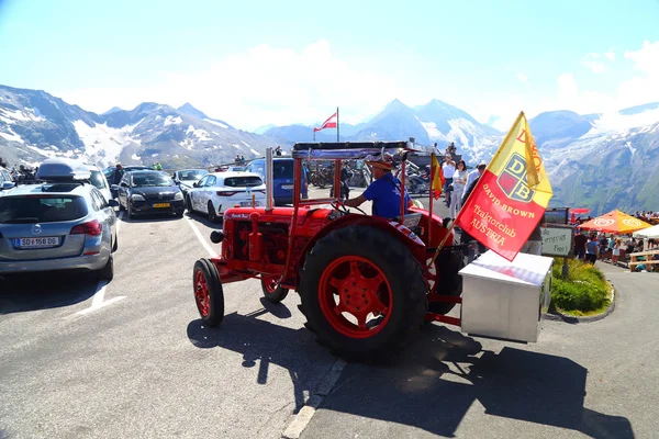 08/04/2018. Grossglockner yüksek alp yolu. Avusturya. Tyrol. Bir dağ yolda motor ralli traktör kulübü. İnsanlar eski renk traktör üzerinde dağ serpantin seyahat. Hobi, seyahat, eğlence, aktif yaşam tarzı kavramı.