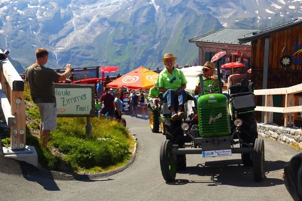 08/04/2018. Grossglockner yüksek alp yolu. Avusturya. Tyrol. Bir dağ yolda motor ralli traktör kulübü. İnsanlar eski renk traktör üzerinde dağ serpantin seyahat. Hobi, seyahat, eğlence, aktif yaşam tarzı kavramı.