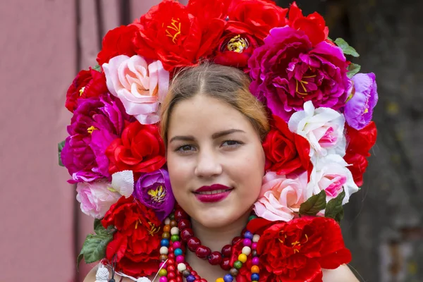 一个美丽的乌克兰女孩的肖像在节日的国家服装 面朝下 头上的花环 — 图库照片