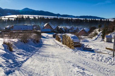 Kış kırsal manzara - kar puslu sabah ile kaplı dağ köyü. Habovka, Batı Tatras, Slovakya, Orava bölge. Kış tatilleri ve kayak için seyahat hedef.