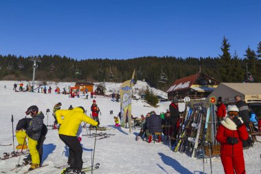 1 Ocak 2017. Kayak park Kubinska Hola, Slovakya. Polonya ile sınır yakınlarında Dolny Kubin bölge. Yeni yıl. Kayak millet, üzerinde sandalye Asansör gidin. Spor, Aile dinlenme, sağlıklı yaşam kavramı. Turizm hedef