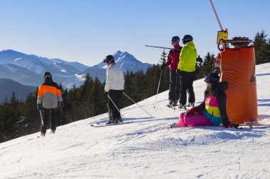 1 Ocak 2017. Kayak park Kubinska Hola, Slovakya. Polonya ile sınır yakınlarında Dolny Kubin bölge. Kayakçı Kayak yolda. Kayak insanlar. Spor, Aile dinlenme, sağlıklı yaşam kavramı. Turizm hedef