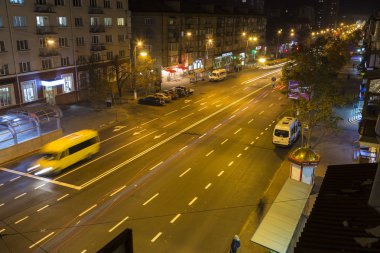 18.10.2018. Chernigov (Chernigiv) şehir. Ukrayna. Gece ışıklar sokak. Yukarıdan görüntüleyin. Turizm hedef