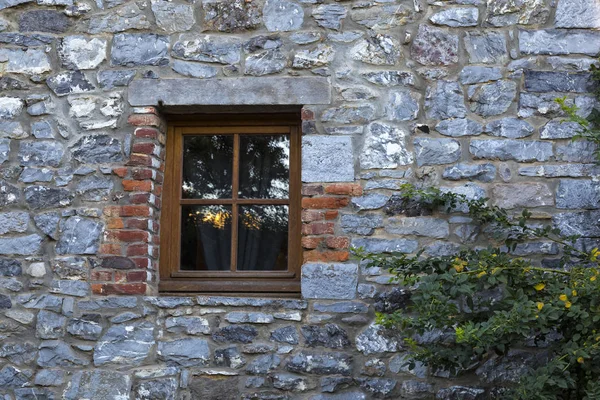 Ściana Bliska Ancient Rock House Cegły Okna Ramami Drewnianymi Oszklonymi — Zdjęcie stockowe