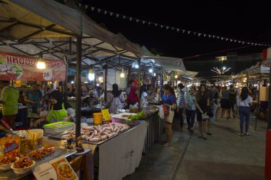 02.28.2018. gece pazarı Phuket Adası üzerinde. Tayland. Geleneksel Tay street gıda. Ünlü Turizm hedef, turistik