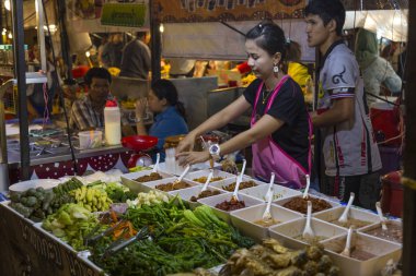 02.28.2018. gece pazarı Phuket Adası üzerinde. Tayland. Geleneksel Tay street gıda. Ünlü Turizm hedef, turistik