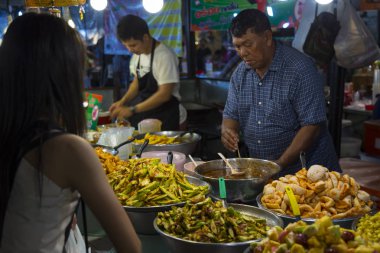 02.28.2018. gece pazarı Phuket Adası üzerinde. Tayland. Geleneksel Tay street gıda. Ünlü Turizm hedef, turistik
