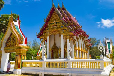 Budist Nai Harn Tapınağı (Wat Nai Harn) mavi gökyüzü ve orman karşı. Phuket Adası, Nai Harn beach, Tayland. Turizm hedef, turistik
