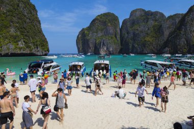 03/02/2018. Ada Ko Phi Phi Le (Ko Phi Phi Leh), Tayland. Maya Bay. Birçok turist gezi Maya Bay üzerinde dünya çapında. Sürat tekneleri su yüzeyinde. Turizm, turistik. Tatil, seyahat, plaj hol kavramı