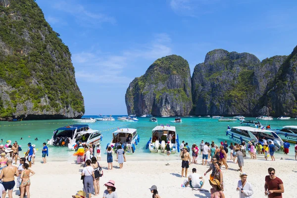 03/02/2018. Ada Ko Phi Phi Le (Ko Phi Phi Leh, Tayland. Maya Bay. Birçok turist gezi Maya Bay üzerinde dünya çapında. Sürat tekneleri su yüzeyinde. Turizm, turistik. Tatil, seyahat, plaj holi kavramı