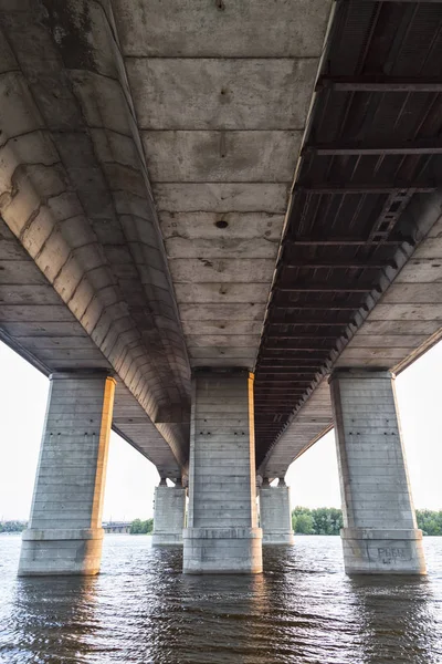 Detalles Arquitectónicos Estructura Bajo Puente Hormigón Moderno Perspectiva Río Dnipro — Foto de Stock