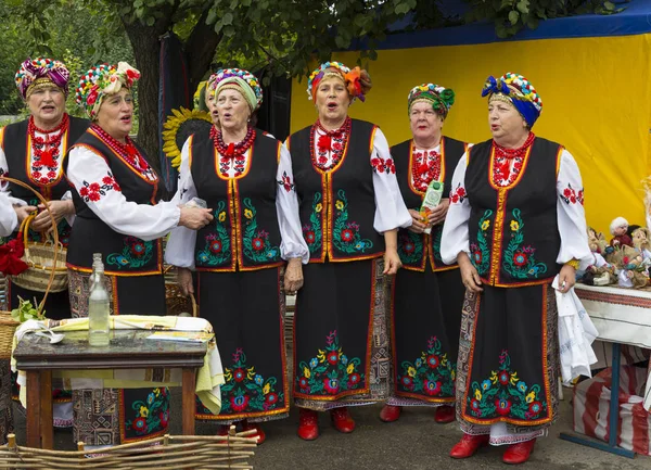 15.09.2018. Petrykivka köyü - Petrykivka resim yer. Dnipro bölge. Ukrayna. Halk Festivali. Kadınlar Ulusal Ukrayna kostümleri bir şarkı