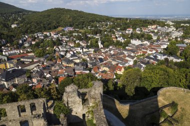 Kale Koenigstein eski şehir Koenigstein (Konigstein) im Taunus, Hesse, Almanya üzerinde görünümünden: Frankfurt yakınındaki tarihi kent. Turizm hedef, turistik