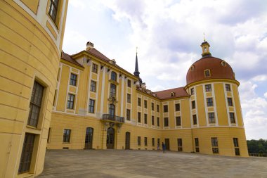 Moritzburg Kalesi - Barok saray, dış. Moritzburg, Saksonya, Almanya. Genel görünümü. Turizm hedef, turistik