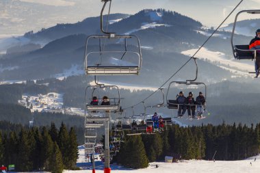 01.01.2017. Kayak Park Kubinska Hola. Batı Tatras. Slovakya. Kayak. Kayakçılar bir sandalye asansör üzerinde. Sandalye Asansör Kayak, vadinin görünümü üst kısmında. Turizm, turistik, sağlıklı yaşam tarzı