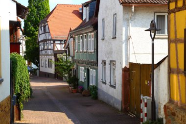 Hofheim (Hofheim am Taunus) - Main-Taunus bölgesinin Yönetim Merkezi, Hesse, yakındaki Frankfurt, Almanya'nın kuzeyinde. Dar renkli sokak. Tarihi altstadt yarı ahşap evlerde. Ahşap çerçeve. Turizm hedef
