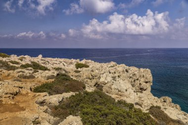 Deniz kıyısında, Akdeniz sahil kayalar ile. Kıbrıs sahil, Ayia Napa. Tatil beldesi