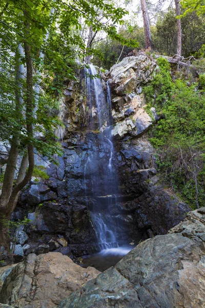 Malý Vodopád Skalách Lese Troodos National Forest Park Kypr Turistické — Stock fotografie