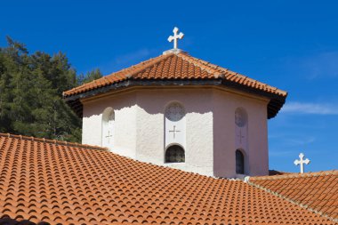 Kilise taş kubbe bir haç ve döşeli bir çatı ile kapatın. Antik tarihi ünlü Kikkos Manastırı simgesinin Meryem Ana. Kıbrıs. Hac ve turizm yeri. Turistik