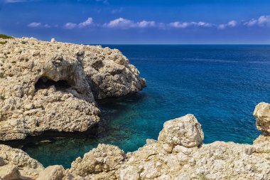 Kayalar, turkuaz deniz ve mavi gökyüzü, Akdeniz kıyısında deniz manzarası. Ada Kıbrıs, resort Ayia Napa kıyısında. Turizm hedef, seyahat, beach tatil