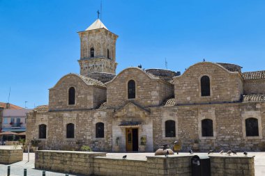 Eski kilise, Saint Lazarus (Agios Lazaros) şehir Larnaka, Kıbrıs. Mavi gökyüzü arka plan üzerinde genel görünümü. Kıbrıs'ta Bizans Mimarisi. Turizm hedef, seyahat, turistik