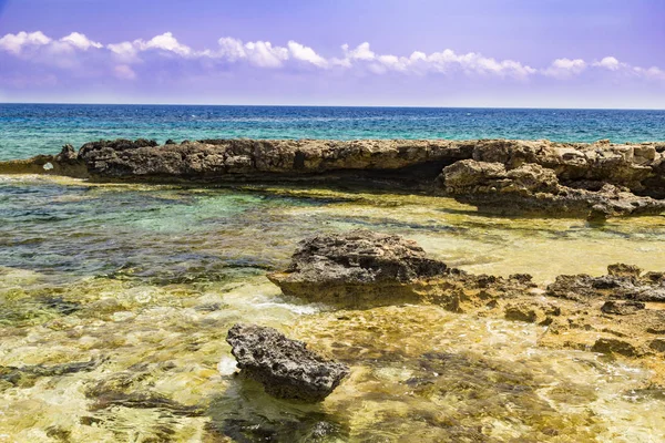 Kayalar, turkuaz deniz ve mavi gökyüzü, Akdeniz kıyısında deniz manzarası. Ada Kıbrıs, resort Ayia Napa kıyısında. Turizm hedef, beach tatil
