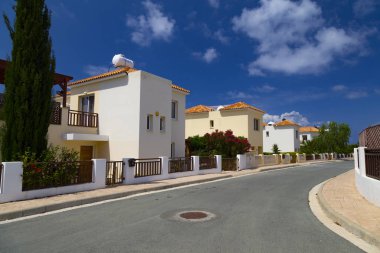 Ayia Napa resort bir parlak yaz gününde beyaz Villa yoIda. Kıbrıs Adasında. Sahilde dinlenmek, tatil plaj