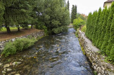 Liptovsky Jan spa köyde yaz: taş dolgu ve hızlı dağ nehir ahşap köprü görünümünü. Slovakya. Turistik, turizm, spa tatil