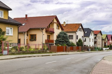 Liptovsky Jan spa köyde Tatra Dağları'nda yaz: renkli evlerin sokak. Slovakya. Turistik, turizm, spa tatil