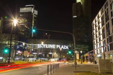 31.07.2018 Frankfurt am Main, Almanya, bölge Gallus, Gallusviertel, Skyline Plaza geceleri karmaşık: alışveriş merkezi ve Kongre Merkezi-yeni çeyrek. Avrupa çeyrek. Modern Kent sokak, kentsel çevre düzenlemesi. Frankfurt yeni binalarda. Modu