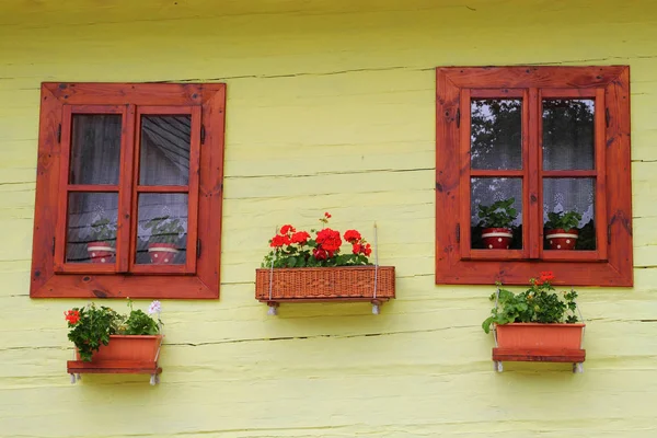 Két Windows Közeli Ősi Sárga Ház Homlokzatán Homlokzati Díszített Virágok — Stock Fotó