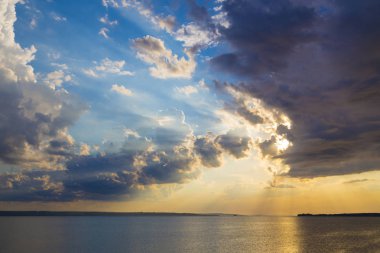 Renkli günbatımı Dnipro nehrinde. Ukrayna. Kırma karanlık bulutların arasından güneş ışınlarının. Güneş wate yolda