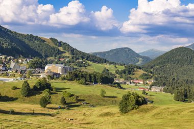 Köy - dağlarda Donovaly yazın çare: park eğlence, hiking, aktif yaşam tarzı için. Slovakya. Tatras. Dağ manzarası, Slovak doğa.