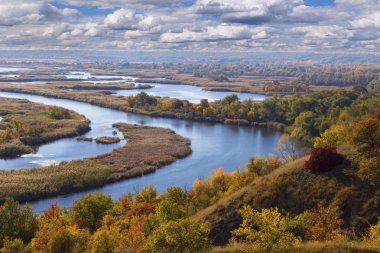 Vorskla Nehri Deltası, yaz günü Panoraması. Doğa manzara Ukrayna'nın saklıdır. Bir dolambaçlı düz nehir - sel düz üzerinde güzel manzara yukarıdan. Sular altında floodplai hava fotoğrafçılığı