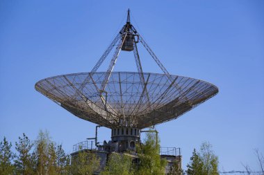Mavi gökyüzü arka plan üzerinde radyo teleskop. Ukrayna. Ukrayna T şeklinde radyo teleskop UTR'nin-2: dünyanın en büyük düşük frekanslı radyo teleskop decametre dalga boylarında. Radyo Astronomi Gözlemevi