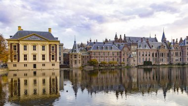 Şehir Lahey (Den Haag). Tarihi parlamento Binnenhof Bina gökyüzü arka plan üzerinde suya yansıyan. Genel görünümü. Ünlü Turizm hedef, turistik