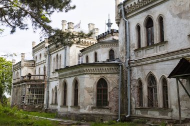 Terk edilmiş eski Sharovka Kalesi (Sharivka Sarayı) neo-gotik tarzda, Kharkiv bölgesi mahvetti. Genel önden görünüm. Ukrayna. 
