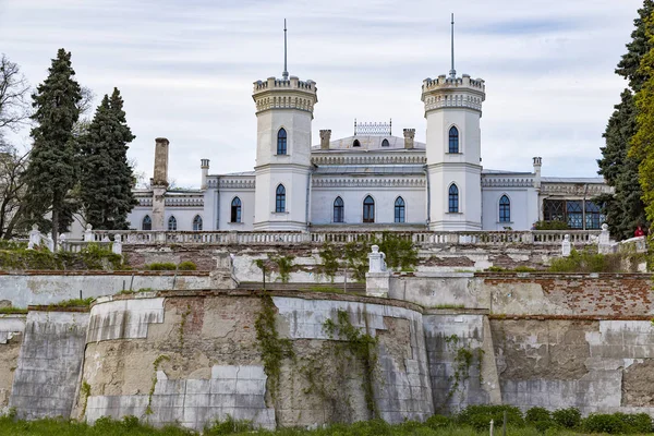 旧废弃毁坏沙罗夫卡城堡 沙里夫卡宫 在新哥特式风格 哈尔科夫地区 一般正面视图 乌克兰 — 图库照片