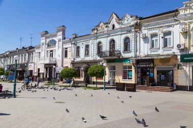 04/30/2018 şehir Sumy, Sumy bölgesi, Ukrayna, Avrupa'nın başkenti. Sokağın bir parlak bahar gününde - trafiğe kapalı alanda renkli evleri ile eski şehir. Turizm, turizm, seyahat