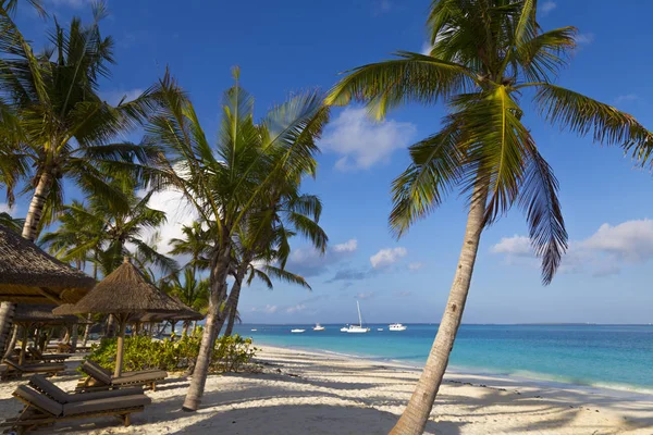 Beach Resort Palmeras Arena Océano Turquesa Contra Cielo Azul Nublado — Foto de Stock