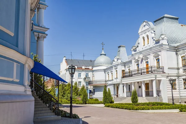 Şehir: Sumy Sumy bölgesi, Ukrayna, Avrupa'nın başkenti. Sokağın bir parlak bahar gününde - yaya bölgesi tarihi evleriyle eski şehir. Turizm, turizm, seyahat