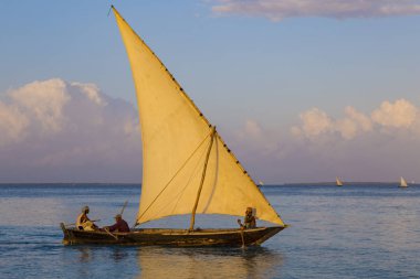 Yelkenli su yüzeyinde. Zanzibar Adası, Tanzanya, Afri