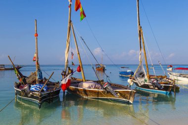 Afrika Antik ahşap tekne su yüzeyinde. Zanzibar Adası
