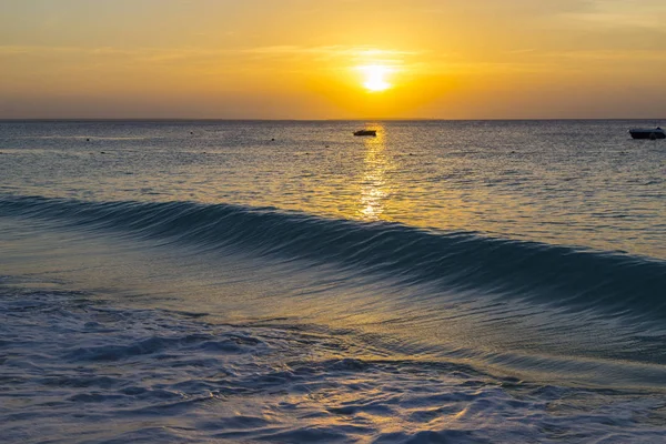 Paisaje marino: puesta de sol dorada en el océano — Foto de Stock
