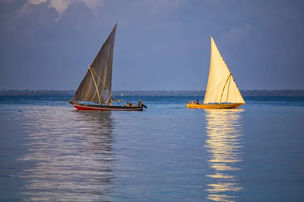 Dos veleros en la superficie del agua. Isla de Zanzíbar, Tanzania , — Foto de Stock