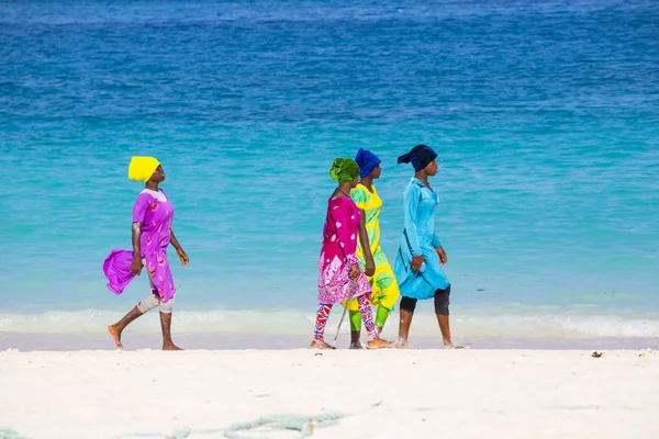 Chicas africanas cerca del océano. Isla de Zanzíbar — Foto de Stock