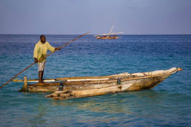 Afrika adam - bir eski geleneksel ahşap teknede balıkçı