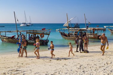 Adanın Zanzibar okyanus kıyısında dünyanın her yerinden turistler